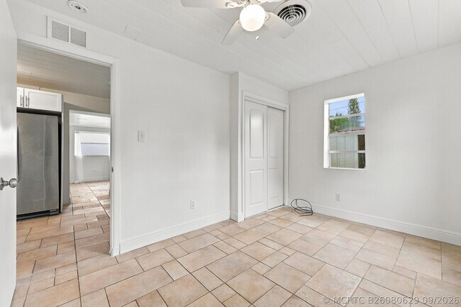 Building Photo - 120 Pleasant Pl
