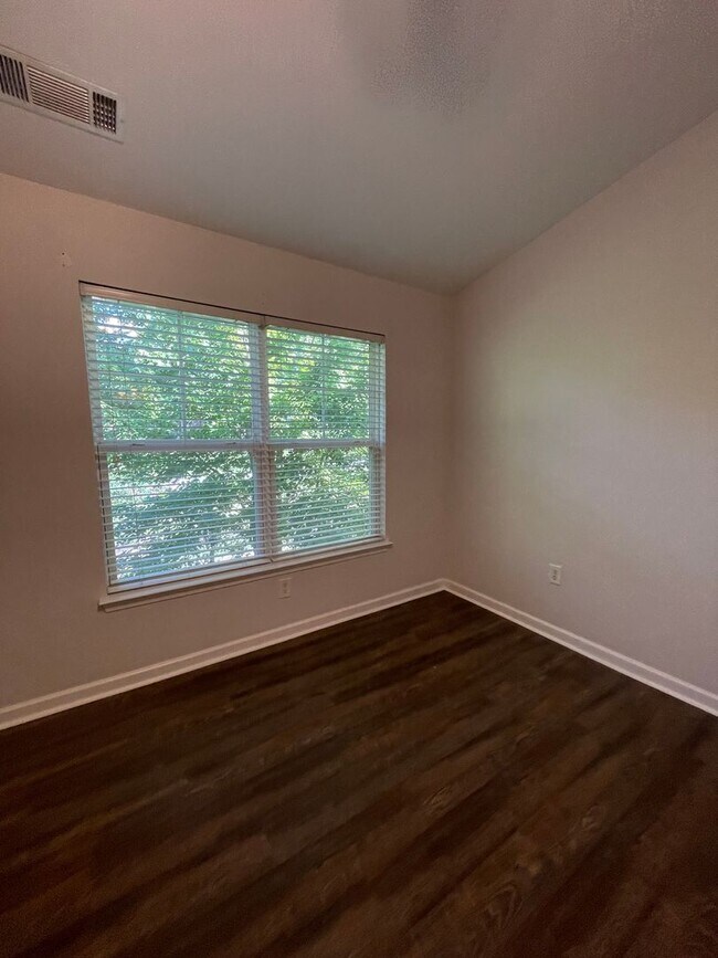 Building Photo - Three Bedroom Townhouse Available!