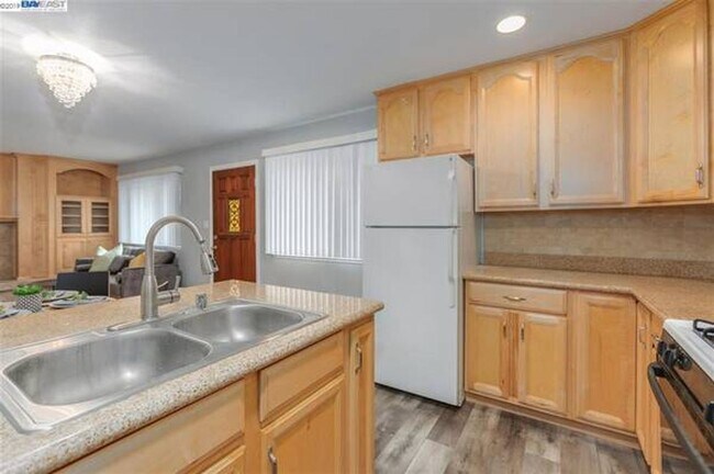 Building Photo - $2,490 - THE NICEST FIRST FLOOR CONDO IN P...