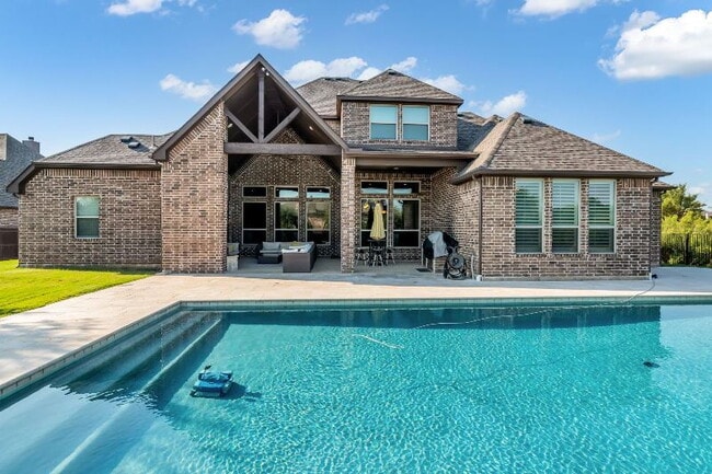 Building Photo - Stunning 4-3.5-3 Oasis with Pool in Prime ...