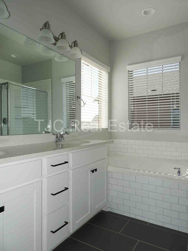 Building Photo - Central Park Home for Rent! Mountain Views!