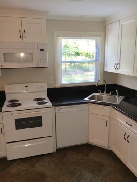 granite kitchens - 40 Hobart Ln
