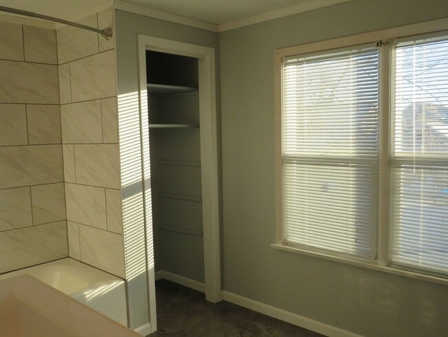 Building Photo - 5 Bedroom, 3 Bathroom House Near Pioneer P...