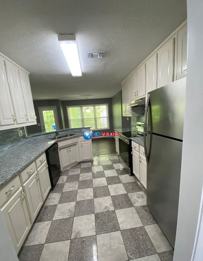 Building Photo - Spacious 4-bedroom house in Lawrenceville