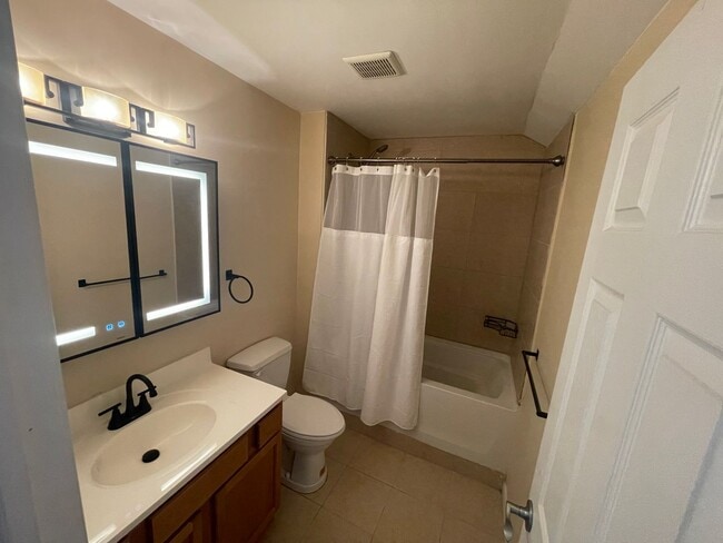 Building Photo - Updated 3bed / 3bath farmhouse.  Nice Location.