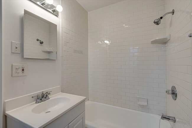 Building Photo - Charming East Ridge Rental – Spacious Yard, Updated Features & Pet-Friendly Living!