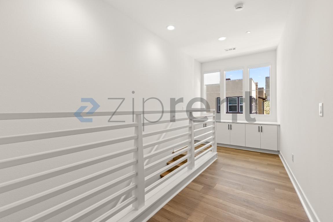 Building Photo - Unit