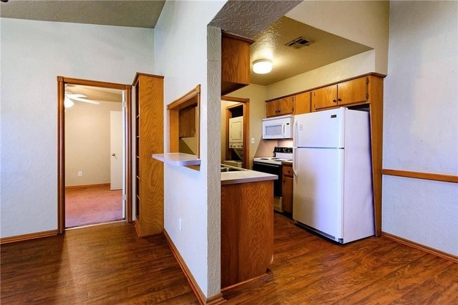 Building Photo - 1000 Rambling Oaks Dr