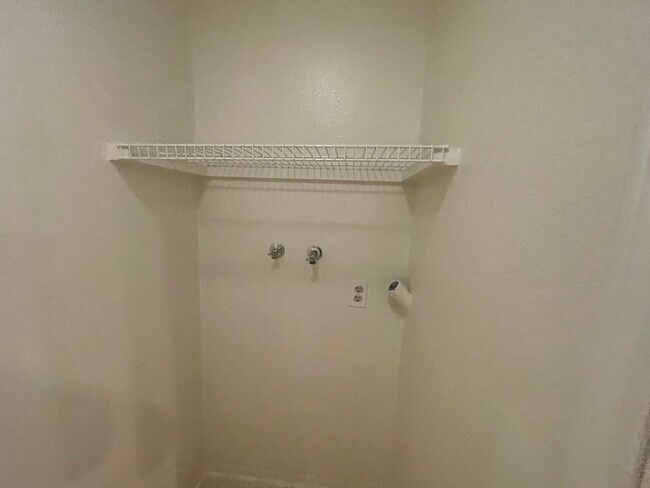 Building Photo - Bright and Spacious End-Unit Townhome in t...