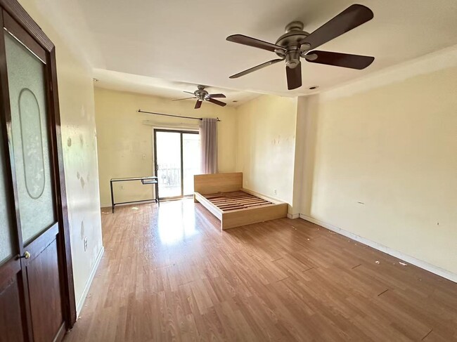 Building Photo - 3 bedroom 1 bath house available in South ...