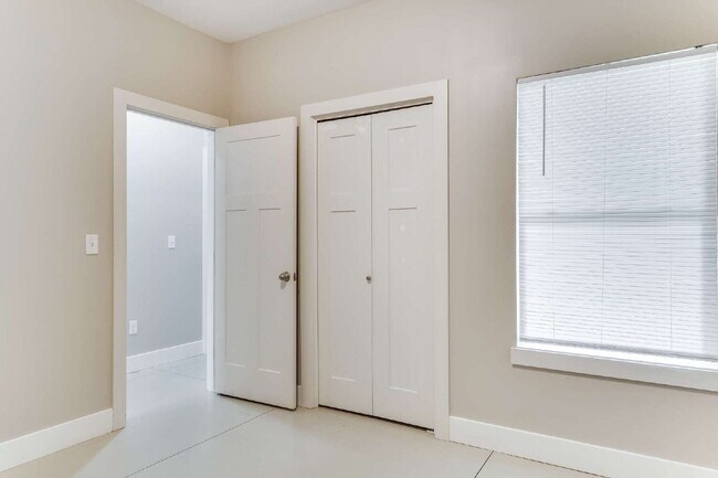 Building Photo - "Charming 3-Bedroom Duplex Retreat with 2 Full Baths in Wichita – 1190 Sq Ft of Comfort!"