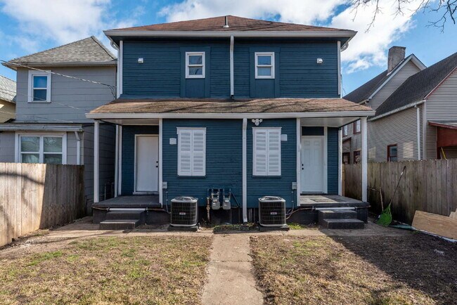 Building Photo - "Beautiful 3-Bedroom, 2-Full Bath Duplex Featuring Hardwood Floors and a Fenced Yard!"