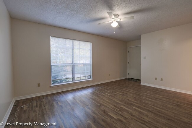 Building Photo - Spanish Fort Duplex Side B 2/1 with Bonus Room