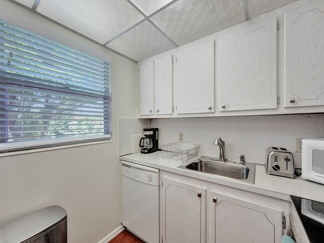Building Photo - Beautiful fully furnished 2 bedroom 1.5 bath.