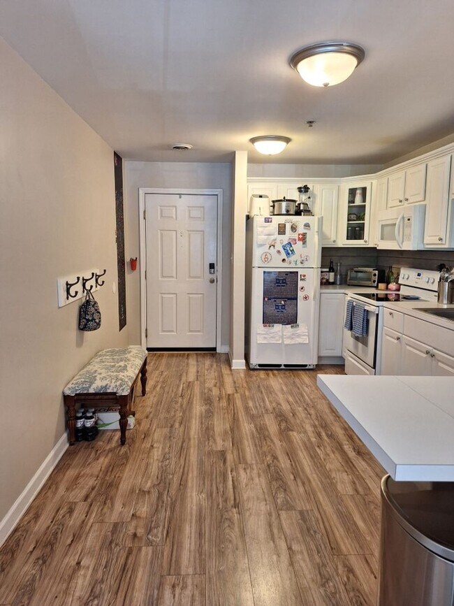 Building Photo - Walking distance to UT/ Very short walk