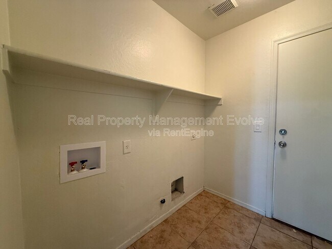 Building Photo - 1225 W Shumway Farm Rd