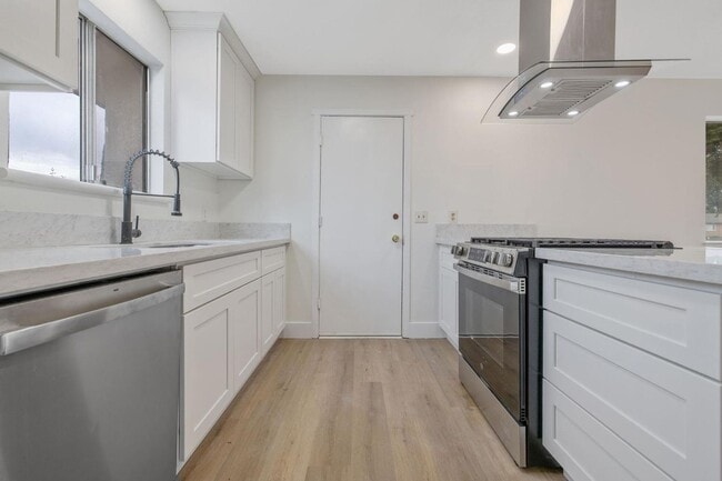 Building Photo - UPDATED CLOVIS HOME