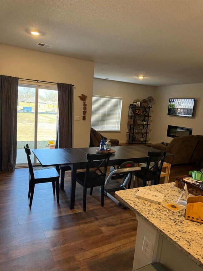 Building Photo - 7968 Hickory Meadow Rd