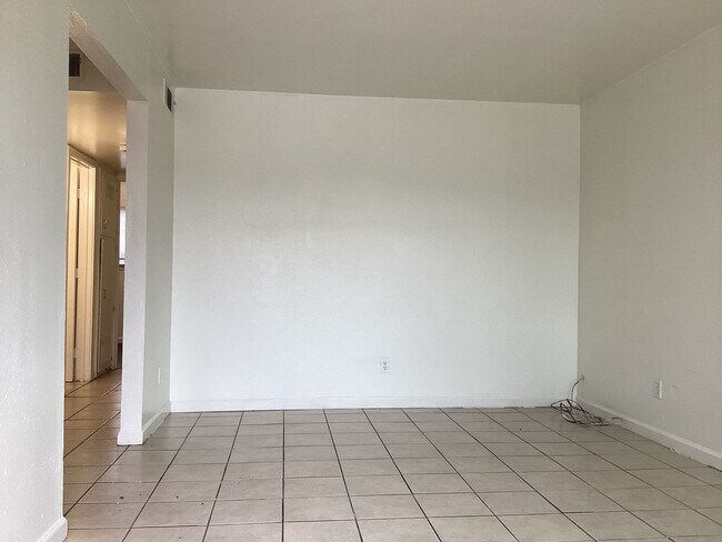 Building Photo - 3278 - Lucas