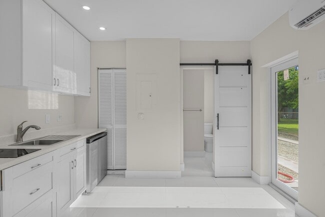 Building Photo - 724 NE 2nd St