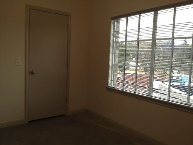Building Photo - 1011 N LBJ Dr