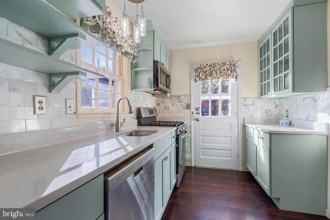 Building Photo - 6130 11th Rd N