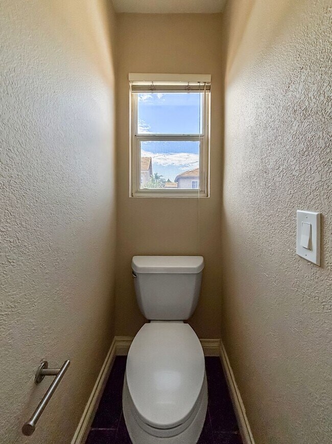 Building Photo - Beautiful 4BD/2.5BA House in Eastlake W/ O...