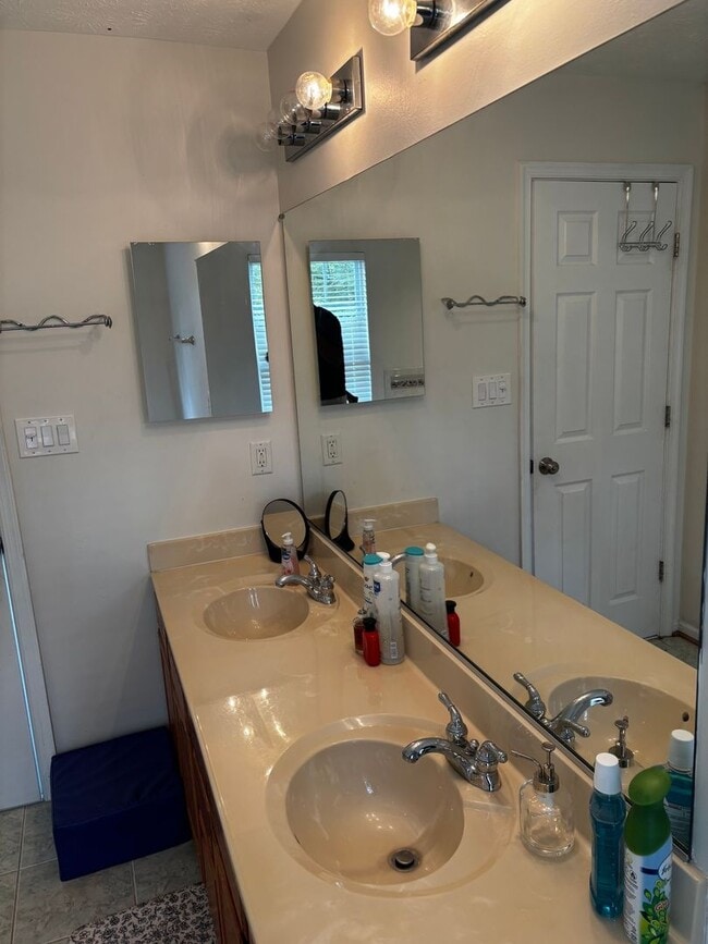Building Photo - Spacious 4BR, 3.5 Bath House in Elkton