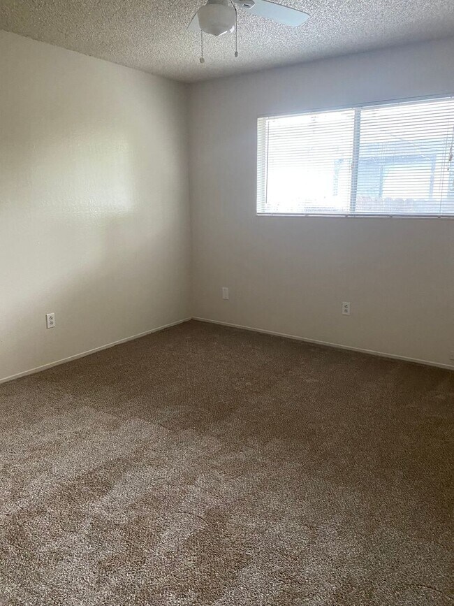 Building Photo - 1235o