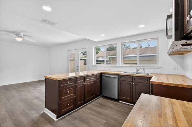 Building Photo - 8207 Kensington Square