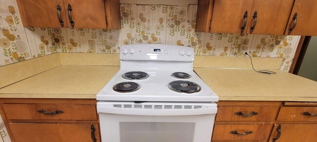 Building Photo - 3 bedroom, single level, 3-car garage spac...