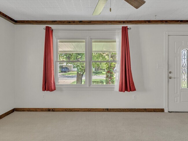 Building Photo - 815 Sandra Dr