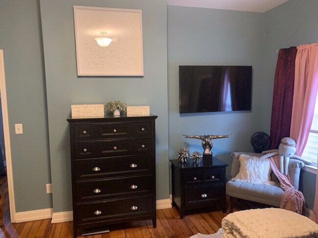 Building Photo - Renovated Germantown House in Great Location