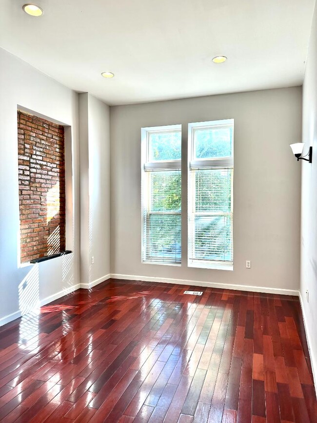 Building Photo - 2215 Eutaw Pl