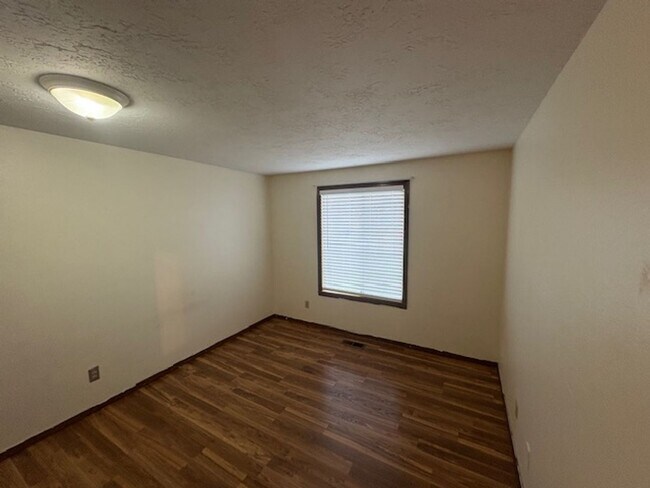 Building Photo - 3 bedroom/2 bath home