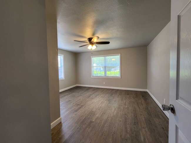 Building Photo - 3 Bedroom 2 Bath brick home in Shawnee