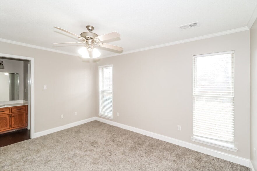 Building Photo - 10125 Oak Run Dr S