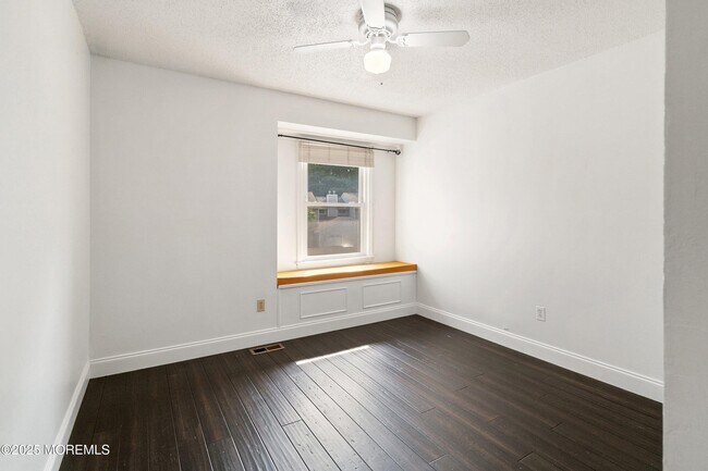 Building Photo - 62 Woodmere Dr