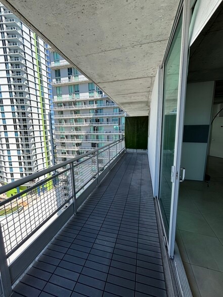 Building Photo - 690 SW 1st Ct