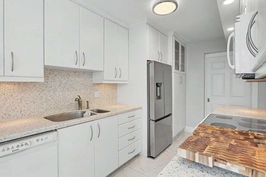Building Photo - 4280 Galt Ocean Dr