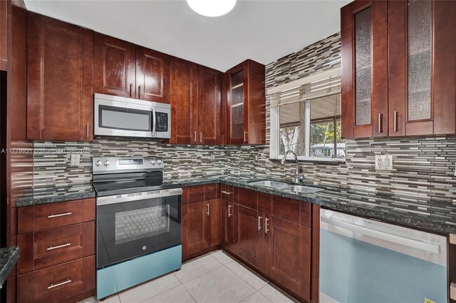 Primary Photo - 924 N 30th Rd