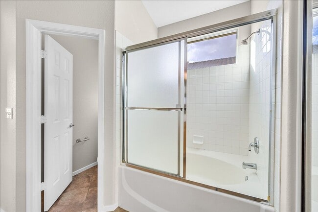 Building Photo - 3 Bedroom, Single Story Home in Seven Hills