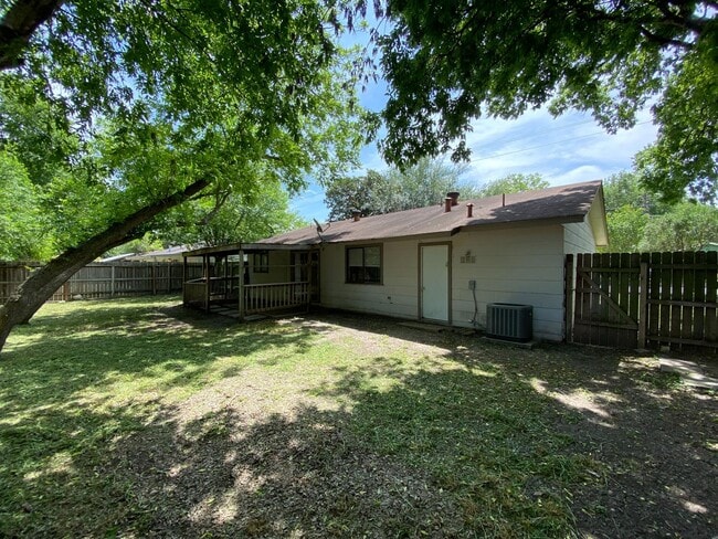 Building Photo - CUTE 3 BR IN UNIVERSAL CITY W/ EASY ACCESS...