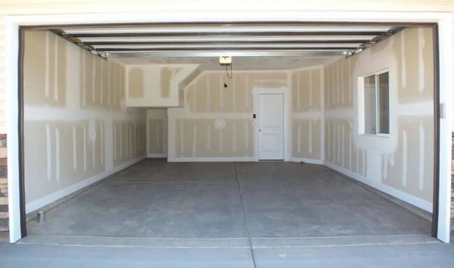 Building Photo - Charming 3 Bedroom Townhome with 2.5 Baths & 2 Car Garage in Cedar City, Utah!
