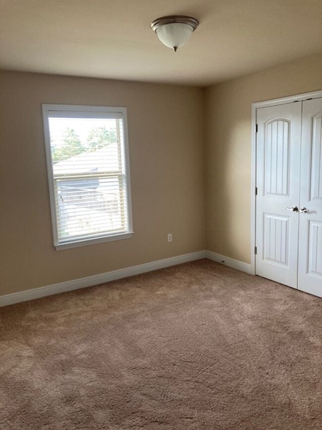 Building Photo - Spacious 4 Bedroom