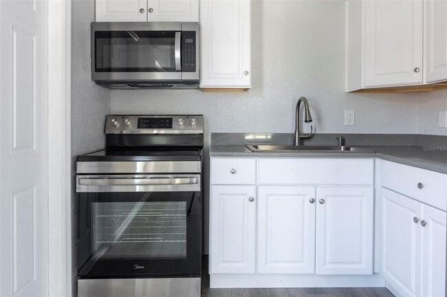 Building Photo - 304 E Madeira Ave