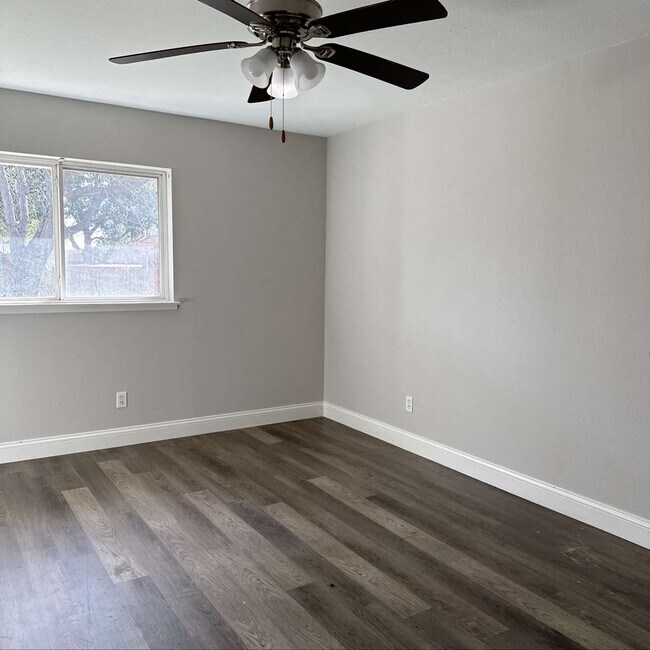 Building Photo - 422 Woodmere Dr