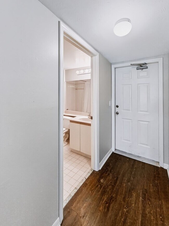 Building Photo - ** COACH HOMES @ BERKSHIRE LAKES ** 2 BED / 2 BATH - 1ST FLOOR CONDO - GARAGE - ANNUAL RENTAL