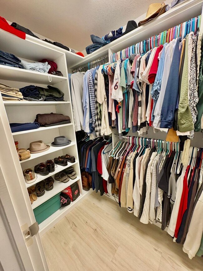 Building Photo - Stunning Home with ~4,000sqft of Living Space In a Great Location!