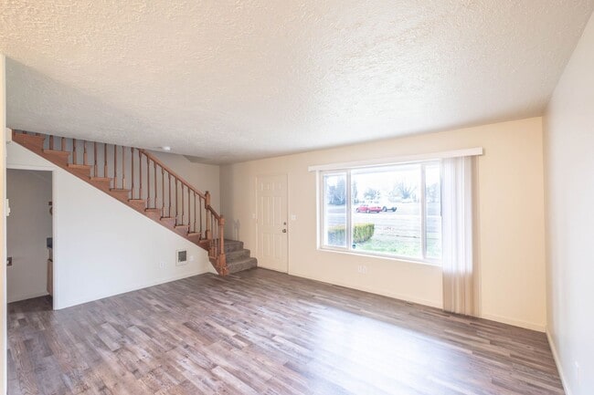 Building Photo - *MOVE IN SPECIAL** Close To The Heart of Down Town Lebanon!